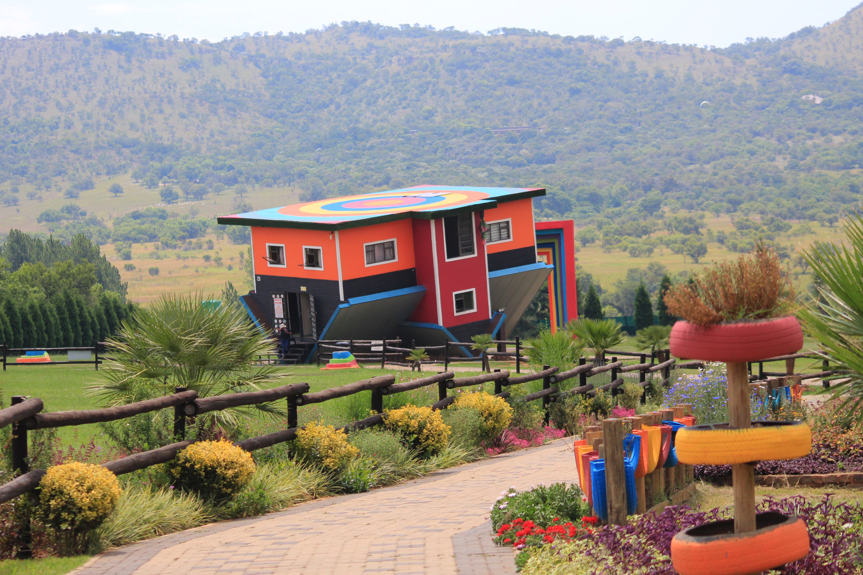 Upside Down House Broederstroom