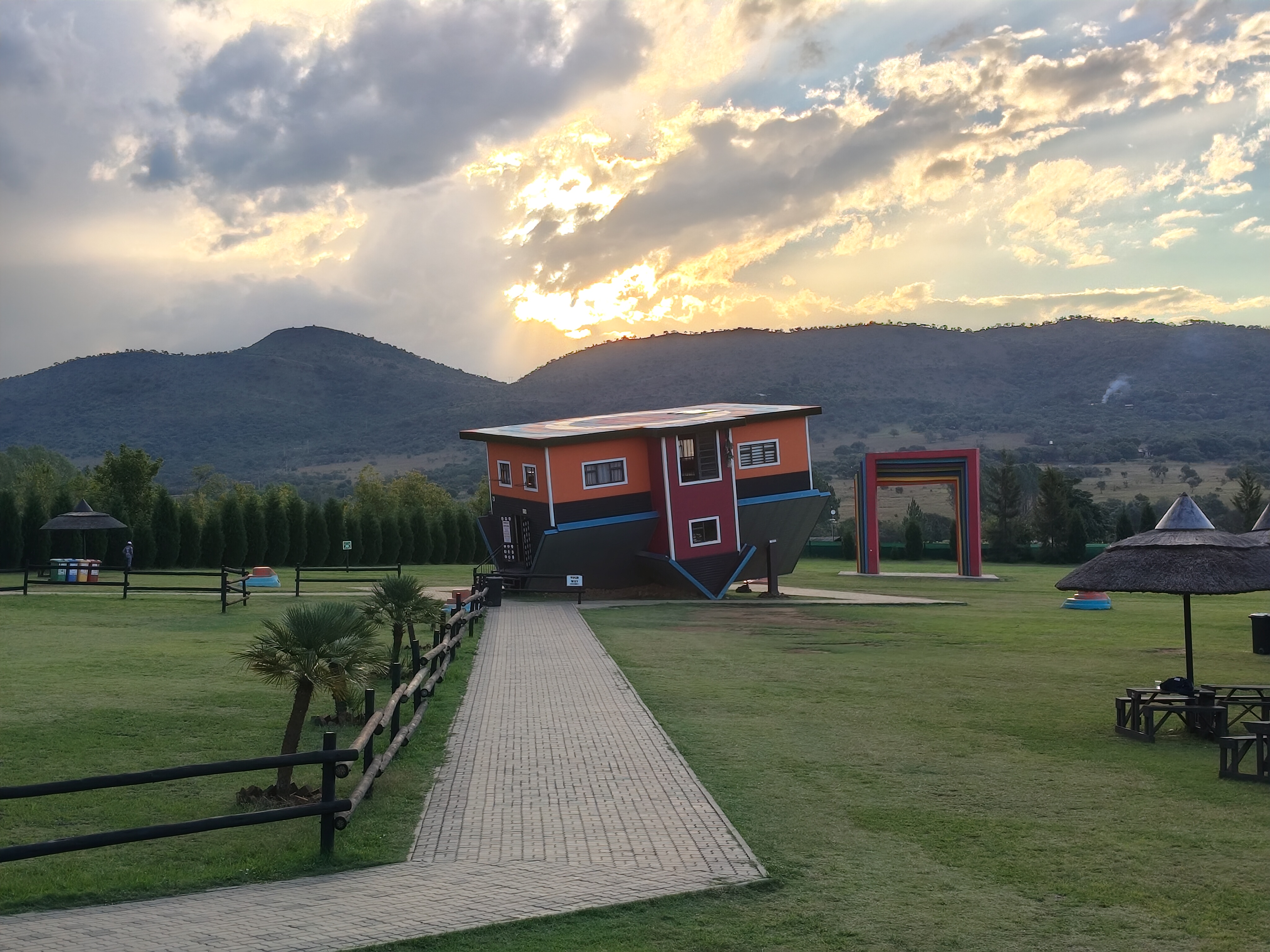 Upside Down House Broederstroom